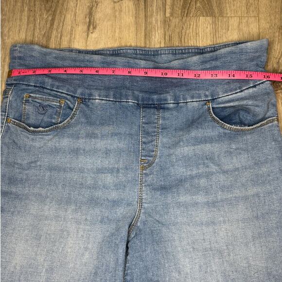 Gloria Vanderbilt Amanda Slimming Light Wash Stretchy Pull On Denim Shorts - Picture 5 of 6